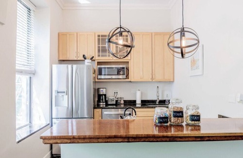 Near North Side Condo | Large Modern 2BD/2BA Condo in River North- Free Parking!