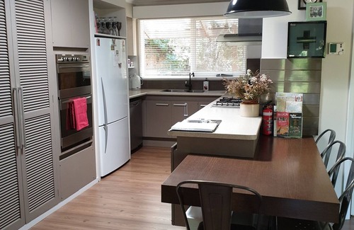 Horsham House | Large Modern 4-bedroom house, Located near the Town Centre.