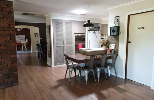 Horsham House | Large Modern 4-bedroom house, Located near the Town Centre.