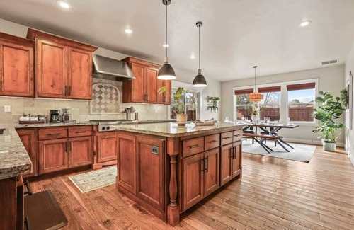 Meridian House | Large Modern 5 Bedroom Custom Home Centrally locat