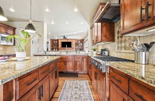 Meridian House | Large Modern 5 Bedroom Custom Home Centrally locat