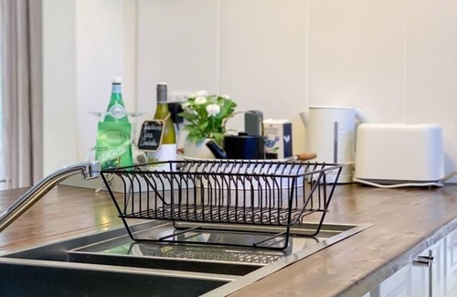 Corinda Apartment | Large modern apartment in leafy lifestyle cafe precinct