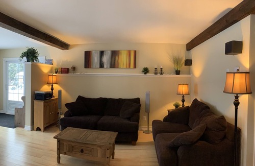 Val-des-Bois Ski Chalet | Large Modern Cottage, by the Lac, Well Equipped, High Speed Internet