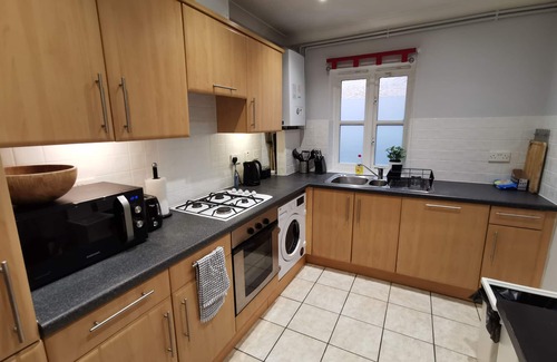 Whitechapel Apartment | Large modern GF 1-bed apartment in Whitechapel. Sleeps 4.