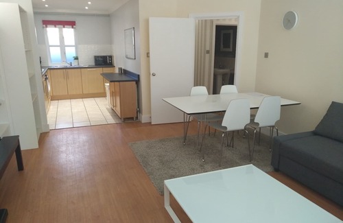 Whitechapel Apartment | Large modern GF 1-bed apartment in Whitechapel. Sleeps 4.