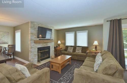 The Blue Mountains Apartment | Large modern ground floor condo at Mountain Walk