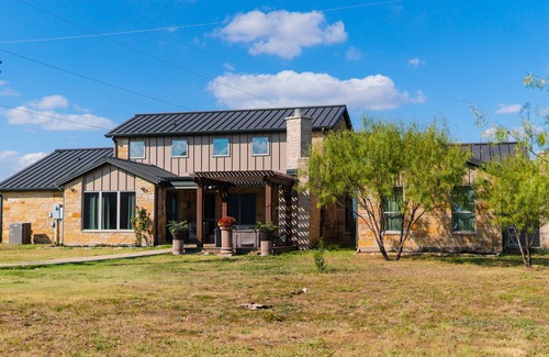 Alvarado Villa | Large Modern home nestled in Alvarado! Hot Tub & Theater