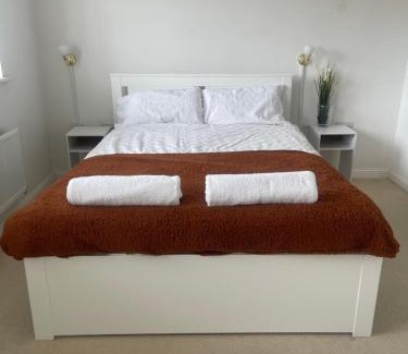 Stone House | Large Modern House Ideal for Work Stays & Groups