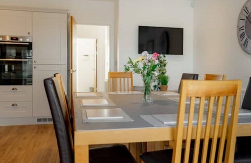 Lowestoft House | Large Modern Scenic 4 Bedroom Townhouse
