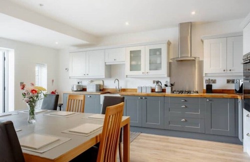 Lowestoft House | Large Modern Scenic 4 Bedroom Townhouse