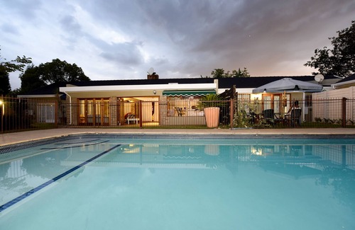 Greater Johannesburg Metropolitan Area Cottage | Large, modern studio unit with private garden in Bryanston