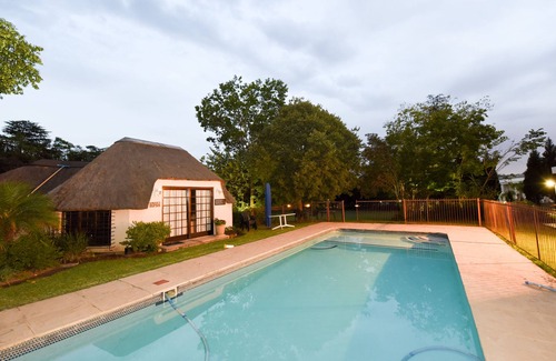 Greater Johannesburg Metropolitan Area Cottage | Large, modern studio unit with private garden in Bryanston
