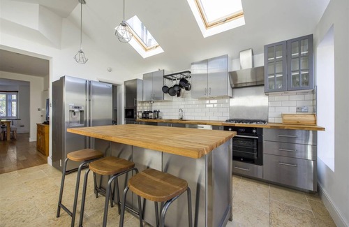 Whitton House | Large Modern Sunny House for Entertaining, Hot-tub, 4 bed nr Twickenham Stadium
