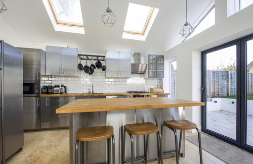 Whitton House | Large Modern Sunny House for Entertaining, Hot-tub, 4 bed nr Twickenham Stadium