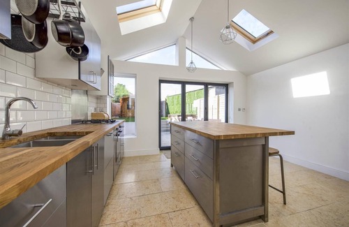 Whitton House | Large Modern Sunny House for Entertaining, Hot-tub, 4 bed nr Twickenham Stadium