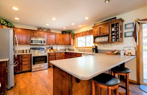 Klamath Falls Cabin | Large Mountain Cabin 63 Acres! - Fireplace/Deck/Pets