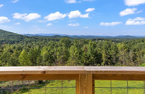 Vein Mountain Cabin | Large Mountain Getaway Cabin with Views