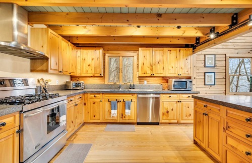 Sunday River Area Cabin | Large Mtn Cabin HotTub+GameRm Mins to Sunday River