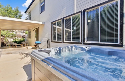 Meridian House | Large Natural Modern Boho Home with HOT TUB
