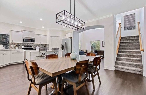 Meridian House | Large Natural Modern Boho Home with HOT TUB