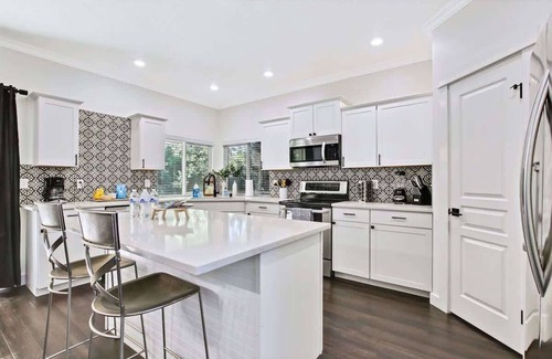 Meridian House | Large Natural Modern Boho Home with HOT TUB
