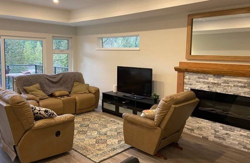 Madeira Park House | Large new home on the beautiful Sunshine Coast. Great hiking, kayaking and views