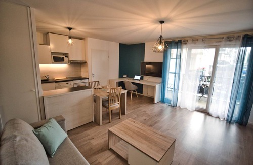Arpajon Apartment | ★ Large new studio with loggia near station and CH :)