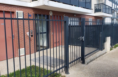 Arpajon Apartment | ★ Large new studio with loggia near station and CH :)