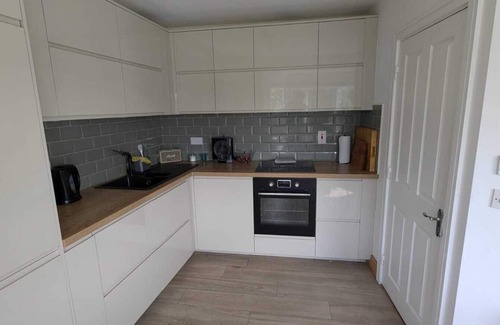 Ongar Apartment | Large, Newly updated 3BD Duplex, 20Min to Airport