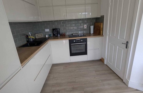 Ongar Apartment | Large, Newly updated 3BD Duplex, 20Min to Airport