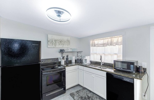 Fruitland Park Apartment | Large one-bedroom with king-sized bed in beautiful Fruitland Park