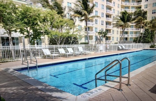 Boynton Beach Condo | Large One Bedroom 1 1/2 Bath in Luxury Complex with 2 Queen Beds.