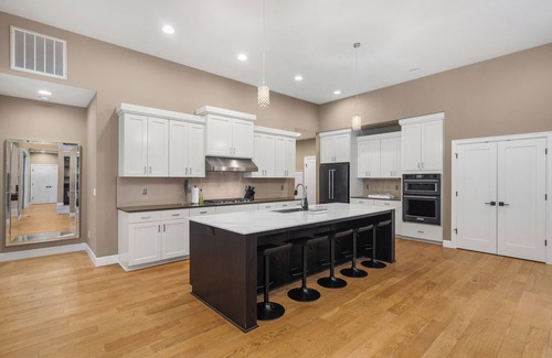 Tigard House | Large Open Home - Gourmet Kitchen - Pool Table