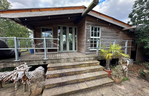 East Drayton Cabin | Large open plan cabin in Weston, Newark hot tub WiFi wood stove pets parking