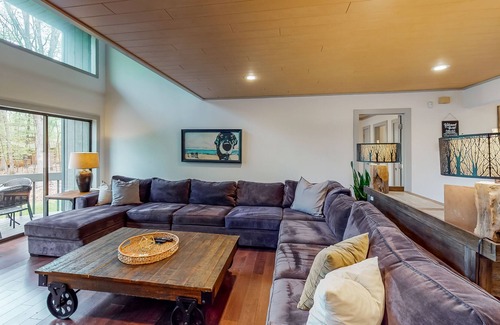 East Stroudsburg House | Large Penn Estates home with private hot tub, fireplace & pool table - dogs ok