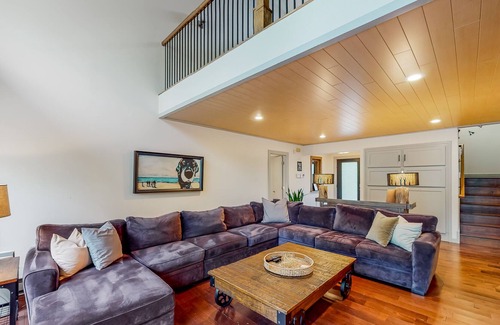 East Stroudsburg House | Large Penn Estates home with private hot tub, fireplace & pool table - dogs ok