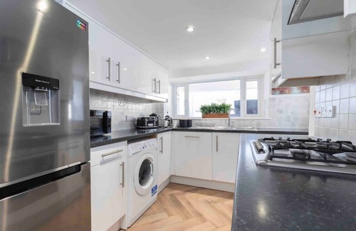 Cheltenham Apartment | Large Period 2-Bed Apartment Close to Town