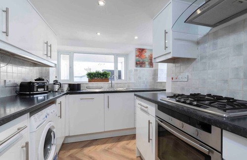 Cheltenham Apartment | Large Period 2-Bed Apartment Close to Town
