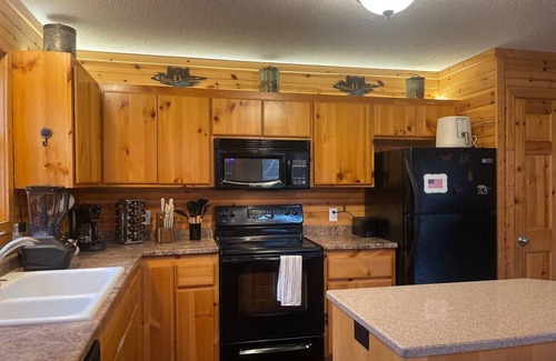 Garrison Cabin | Large Pet-Friendly Family Cabins