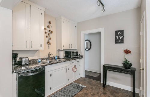 Fort Worth Cultural District House | Large Pet Friendly House Walking Distance To Will Rodgers Stadium/Dickies Arena