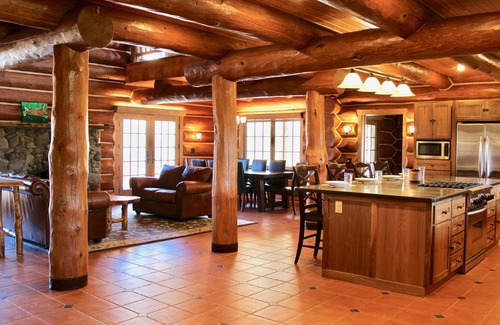 Shell House | Large, picturesque luxury log home for the whole family.