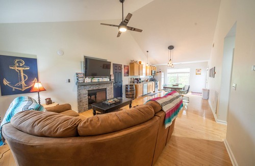 Taylorsville Cabin | ⭐Large Primary suite✦Balcony✦hot tub✦gated✦events⭐