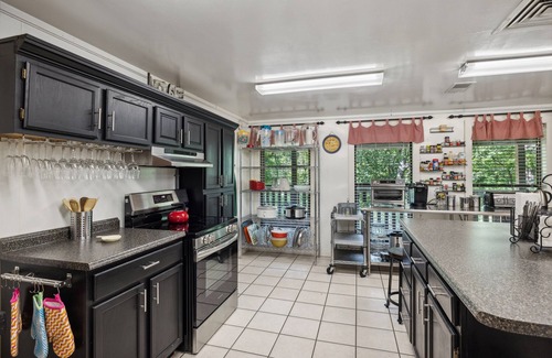 Sevierville Cabin | Large Private Douglas Lake Lodge- 12 acres- Sevierville