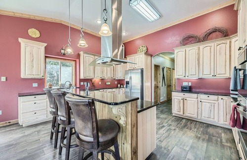 Fairplay House | Large & Private Mountain Getaway 35 Mins to Breck