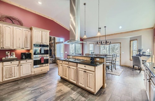 Fairplay House | Large & Private Mountain Getaway 35 Mins to Breck