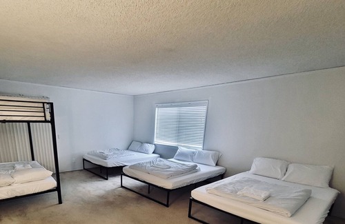 Ridgecrest House | Large Private Room [#3] - 7 Beds - Private Bathroom
