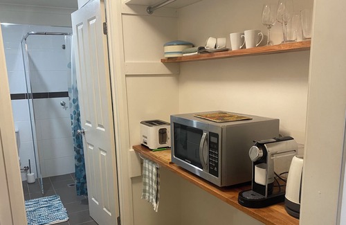 Yass Bed & Breakfast | Large Private Room with Ensuite includes Continental Breakfast