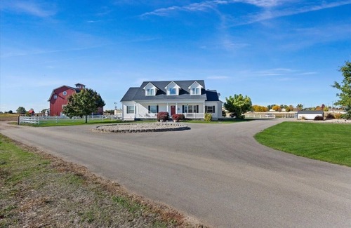 Meridian House | Large Property with Hot Tubs and Swimming Pool