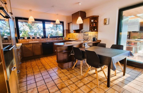 Seevetal Apartment | Large quiet apartment with a winter garden and terrace!
