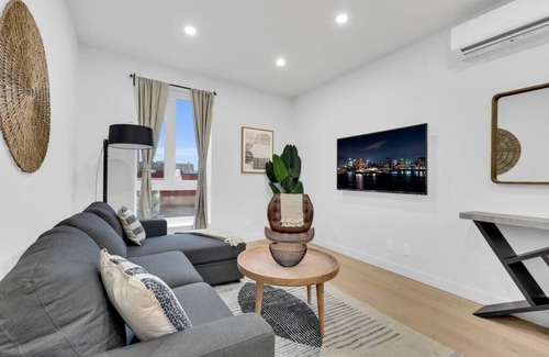 Southwest Condo | Large renovated 1 bedroom, king bed, sleep 4